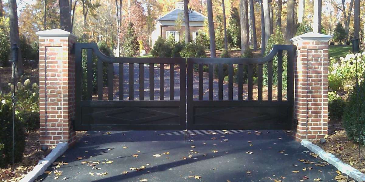 In what scenarios is temporary fencing most commonly used?